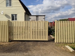 Ворота откатные из евроштакетника - пример 12 фото в Павлово