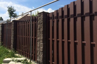 Забор из евроштакетника с кирпичными столбами 25 метров фото в Павлово