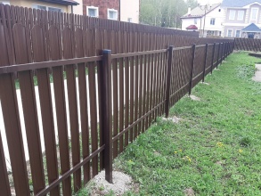 Забор из евроштакетника с утрамбовкой щебнем 70 метров фото в Павлово