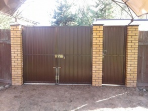 профнастил с распашными воротами - пример 11 фото в Павлово