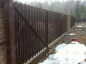 Забор из евроштакетника в шахматном порядке 122 метра фото в Павлово