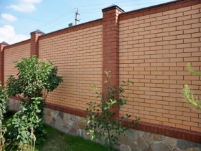 Кирпичный забор сплошной 80 метров фото в Павлово