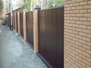 Забор из профнастила с кирпичными столбами 72 метра фото в Павлово