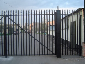 Сварные заборы с бетонированием столбов 12 метров фото в Павлово