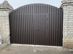 Ворота распашные из евроштакетника - пример 2 фото в Павлово