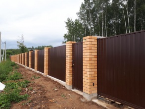 Кирпичный забор на ленточном фундаменте 12 метров фото в Павлово