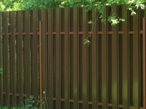 Забор из евроштакетника с бетонированием столбов 12 метров фото в Павлово