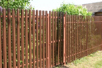 Забор из евроштакетника с утрамбовкой щебнем 20 соток фото недорого