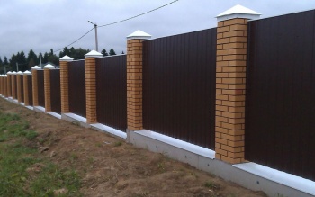 Кирпичный забор на ленточном фундаменте 18 метров фото цена под ключ