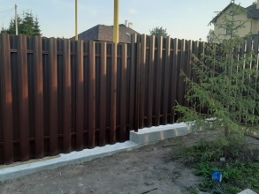 Забор из евроштакетника на ленточном фундаменте 12 метров фото цена за метр