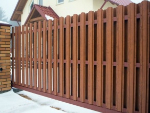 Забор из евроштакетника с кирпичными столбами 200 метров фото в Павлово