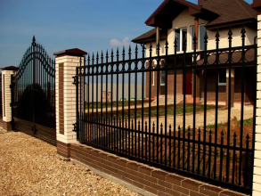 Сварные заборы с кирпичными столбами 12 метров фото в Павлово