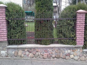 Сварные заборы с кирпичными столбами 80 метров фото в Павлово