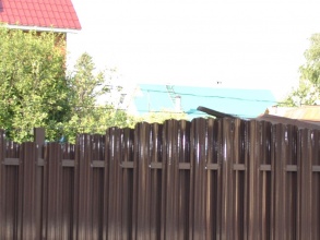 Забор из евроштакетника на ленточном фундаменте 10 метров фото в Павлово