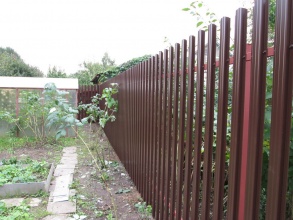 Забор из евроштакетника с забивными столбами 86 метров фото в Павлово