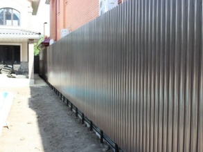 Забор из евроштакетника на ленточном фундаменте 57 метров фото в Павлово