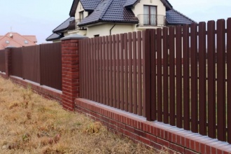 Забор из евроштакетника с кирпичными столбами 8 соток фото в Павлово